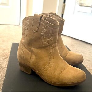 Girl tan boot size 12. Some wear. Decent condition!
